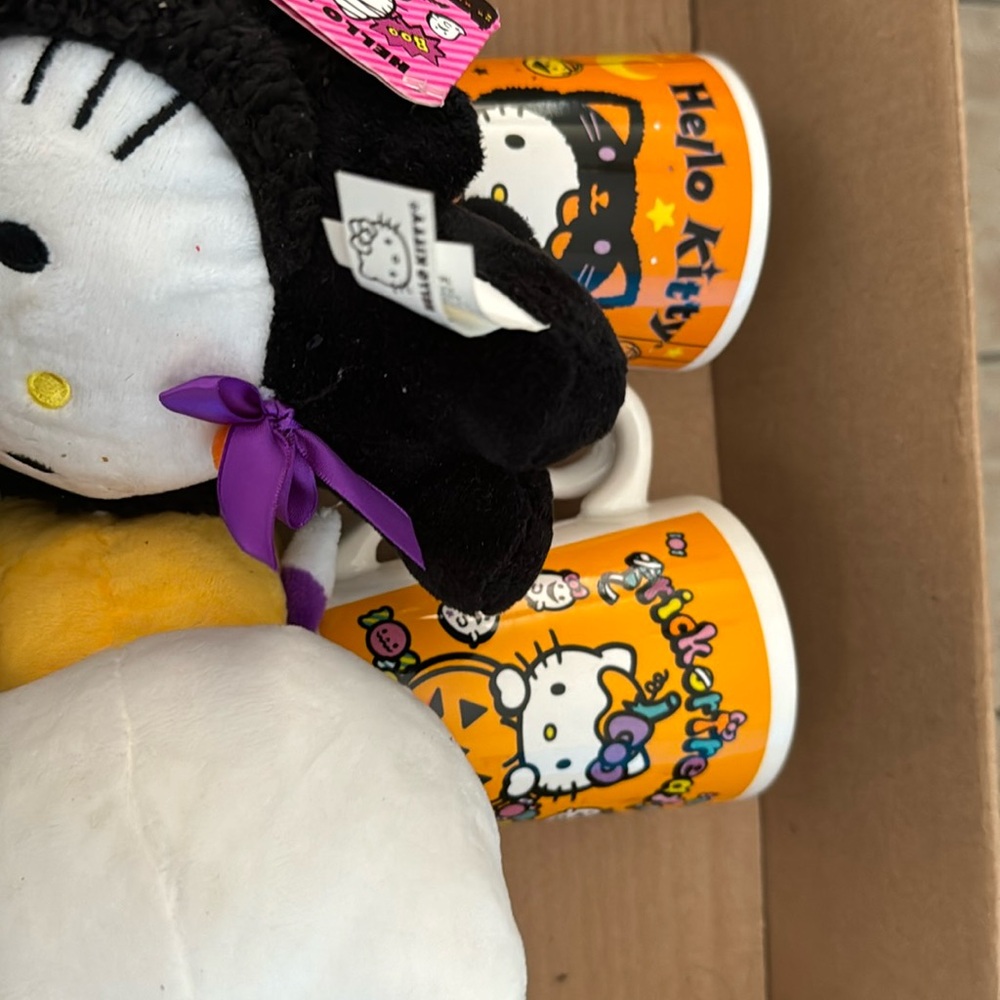 Two plush in a mug hello Kitty Halloween